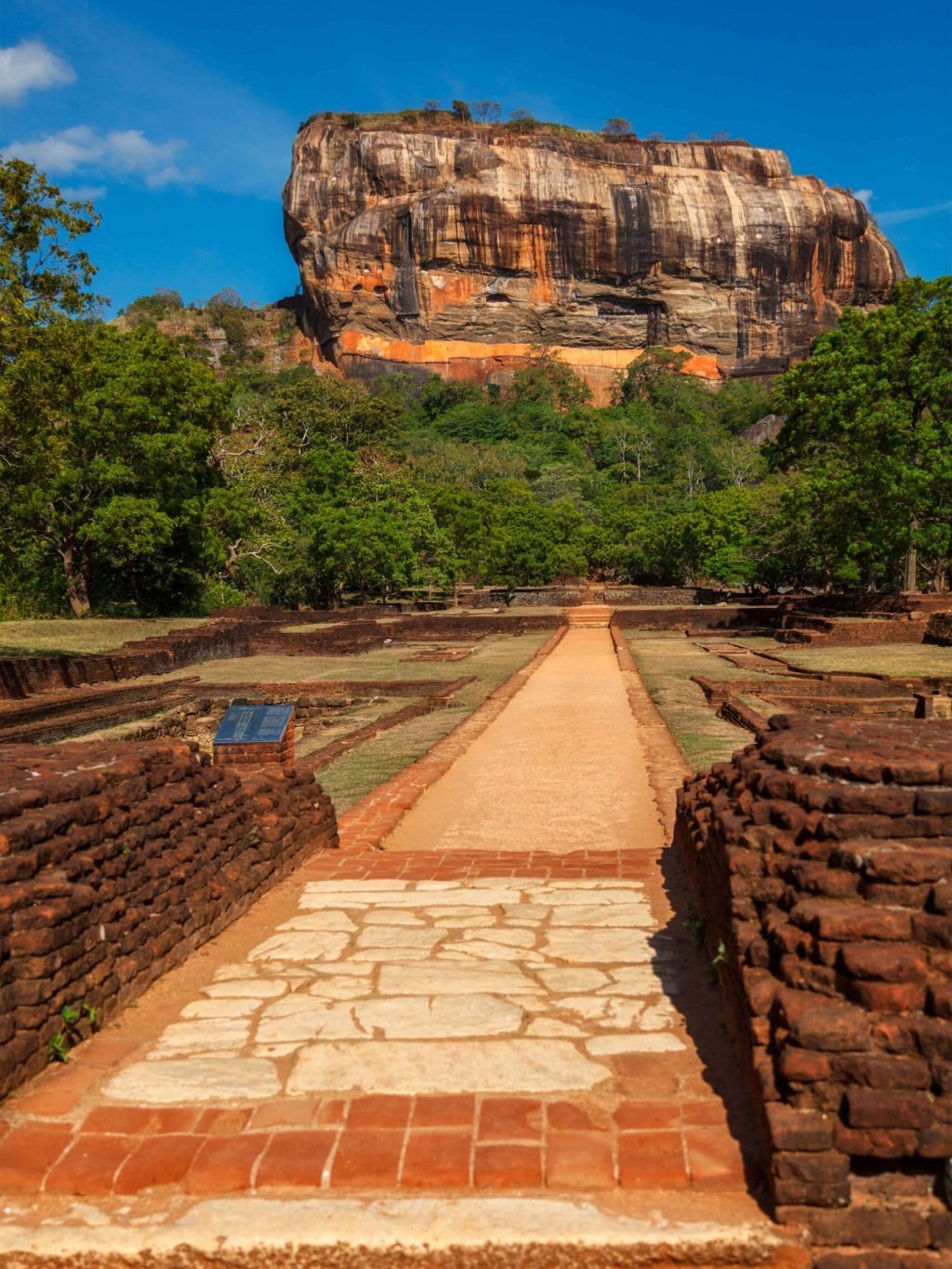 famous-tourist-landmark-ancient-sigiriya-rock-s-2024-10-18-05-05-00-utc